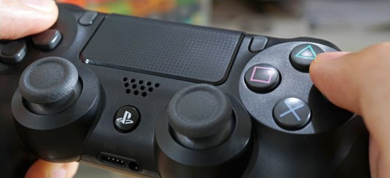 Dualshock как отключить. Выключить дуалшок 4. Выключить джойстик ps4. Кнопка выключения ps5. Геймпад горит.