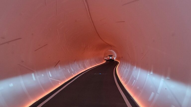 Поездка по туннелю Тесла Илона Маска под Лас-Вегасом была скучной – и мне это очень понравилось – Review Geek